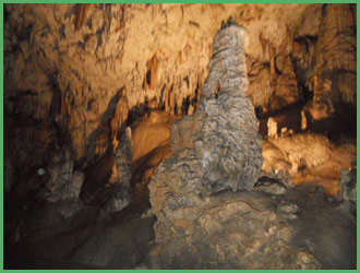 L'interno delle grotte di Postumia